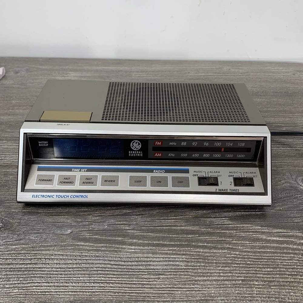 Vintage GENERAL ELECTRIC 7-4663A Battery Backup Touch Control Alarm CLOCK RADIO
